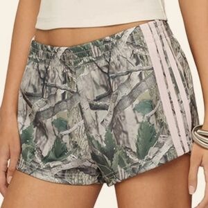 Women Striped Athletic Shorts With Elastic Waist, Camo Style